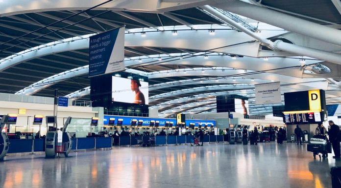 Le feu près de l'aéroport d'Heathrow affecte des milliers de voyageurs
