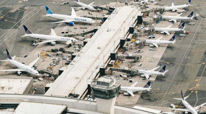 Alors que United annule les vols, est-il sûr de voler de Newark?
