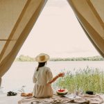 Des gousses aux cabanes d'arbres, le glamping fait fureur. Voici comment réserver un voyage de camping européen glamour
