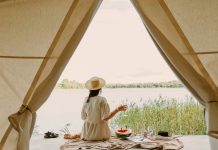 Des gousses aux cabanes d'arbres, le glamping fait fureur. Voici comment réserver un voyage de camping européen glamour
