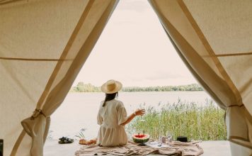 Des gousses aux cabanes d'arbres, le glamping fait fureur. Voici comment réserver un voyage de camping européen glamour
