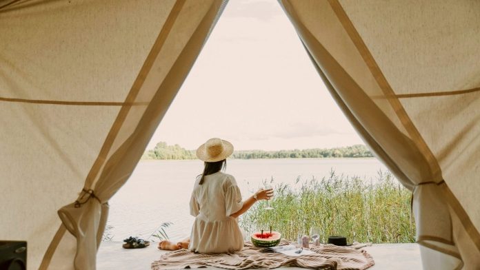 Des gousses aux cabanes d'arbres, le glamping fait fureur. Voici comment réserver un voyage de camping européen glamour
