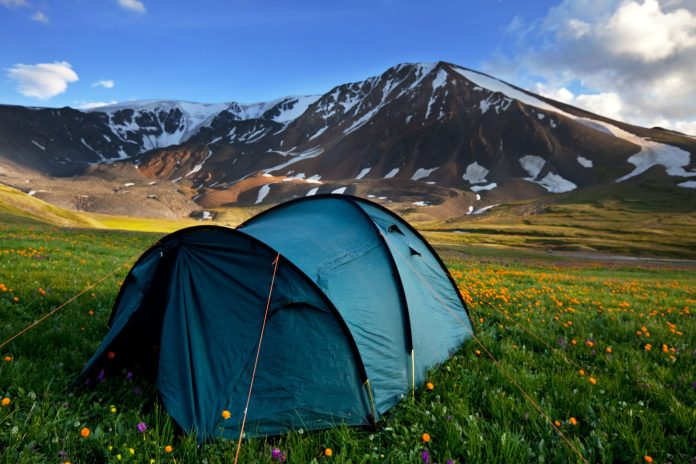 25 des conseils et hacks de camping les plus utiles pour 2021
