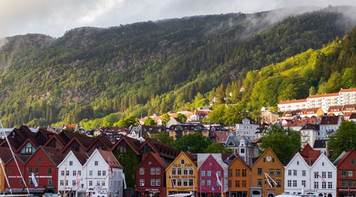 La Norvège pour introduire la taxe touristique au milieu des chiffres records des visiteurs et des préoccupations sur les surépasses
