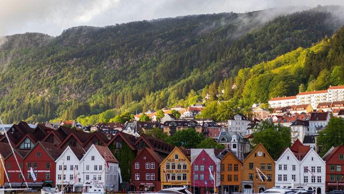 La Norvège pour introduire la taxe touristique au milieu des chiffres records des visiteurs et des préoccupations sur les surépasses
