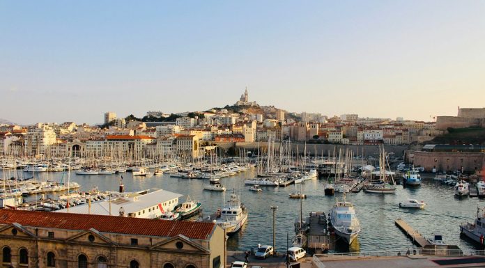 L'aéroport de Marseille a temporairement fermé et des vols retardés alors que les incendies de forêt fleurissent à proximité
