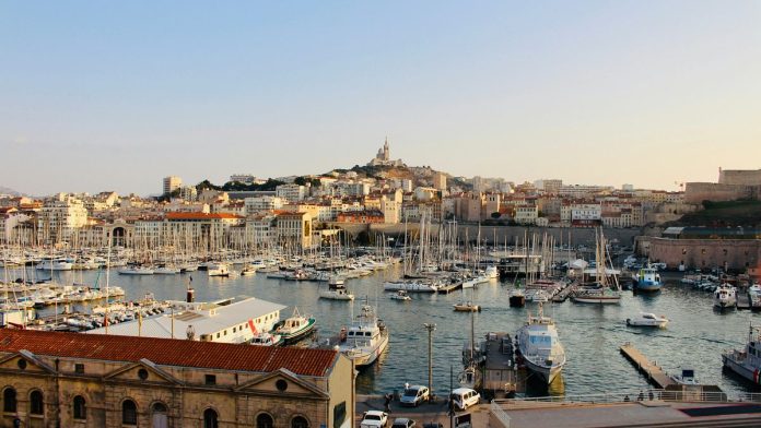 L'aéroport de Marseille a temporairement fermé et des vols retardés alors que les incendies de forêt fleurissent à proximité
