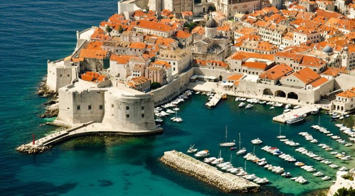 Comment les touristes visitant les murs de la ville de Dubrovnik aident la Croatie à préserver son patrimoine culturel
