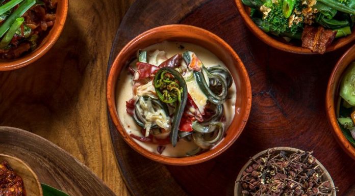 J'ai mangé dans les meilleurs restaurants du monde. L'une des meilleures choses que j'ai jamais goûtées coûte 2 $ dans un petit magasin de plats à emporter.
