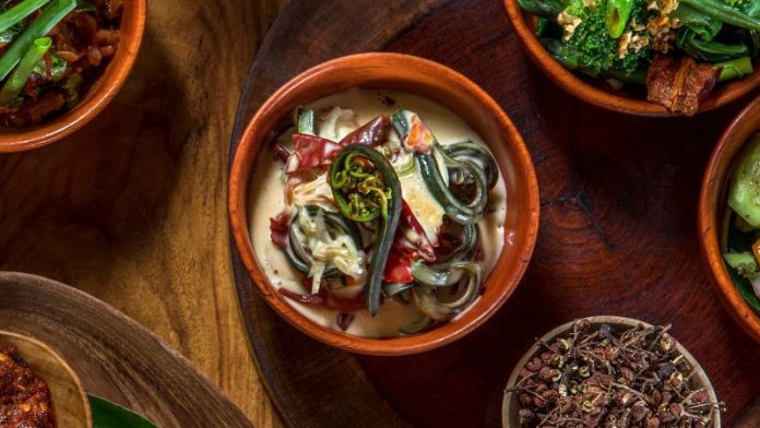 J'ai mangé dans les meilleurs restaurants du monde. L'une des J'ai mangé dans les meilleurs restaurants du monde. L'une des meilleures choses que j'ai jamais goûtées coûte 2 $ dans un petit magasin de plats à emporter.