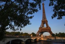 Paris va-t-il vraiment démolir la Tour Eiffel l'année prochaine ? La vérité derrière les affirmations virales

