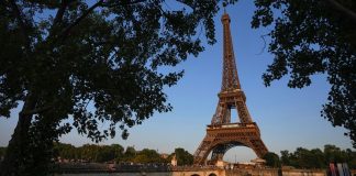 Paris va-t-il vraiment démolir la Tour Eiffel l'année prochaine ? La vérité derrière les affirmations virales
