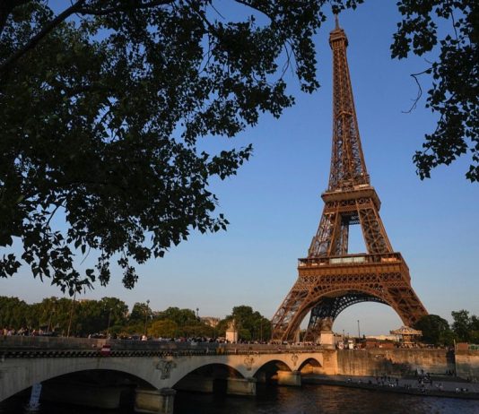 Paris va-t-il vraiment démolir la Tour Eiffel l'année prochaine ? La vérité derrière les affirmations virales
