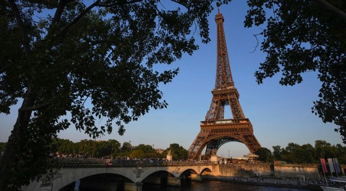 Paris va-t-il vraiment démolir la Tour Eiffel l'année prochaine ? La vérité derrière les affirmations virales Paris va-t-il vraiment démolir la Tour Eiffel l'année prochaine ? La vérité derrière les affirmations virales