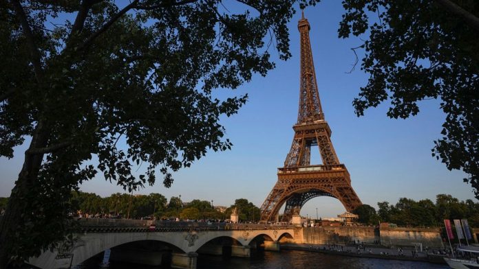 Paris va-t-il vraiment démolir la Tour Eiffel l'année prochaine ? La vérité derrière les affirmations virales
