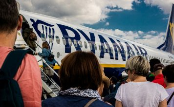 Ryanair n'acceptera que des laissez-passer numériques à partir de novembre. Voici ce que les voyageurs doivent savoir
