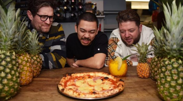 Le restaurant facture 120 $ pour ajouter de l'ananas sur une pizza

