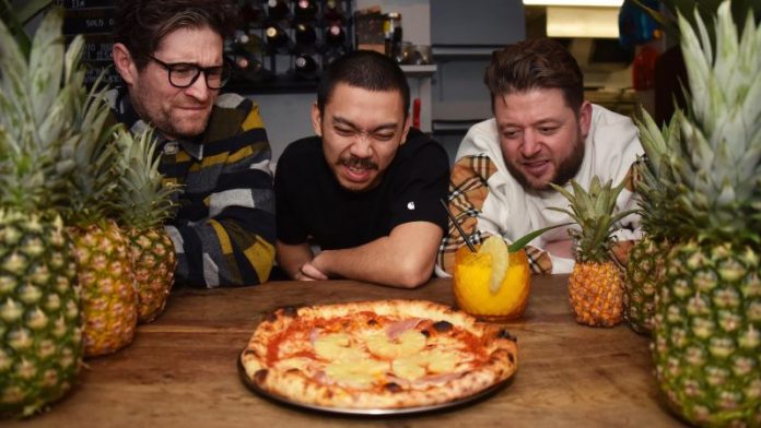 Le restaurant facture 120 $ pour ajouter de l'ananas sur une pizza
