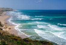 Les meilleures plages de la Méditerranée et de l'Atlantique Moroccan beach coastline between the Mediterranean and Atlantic Ocean