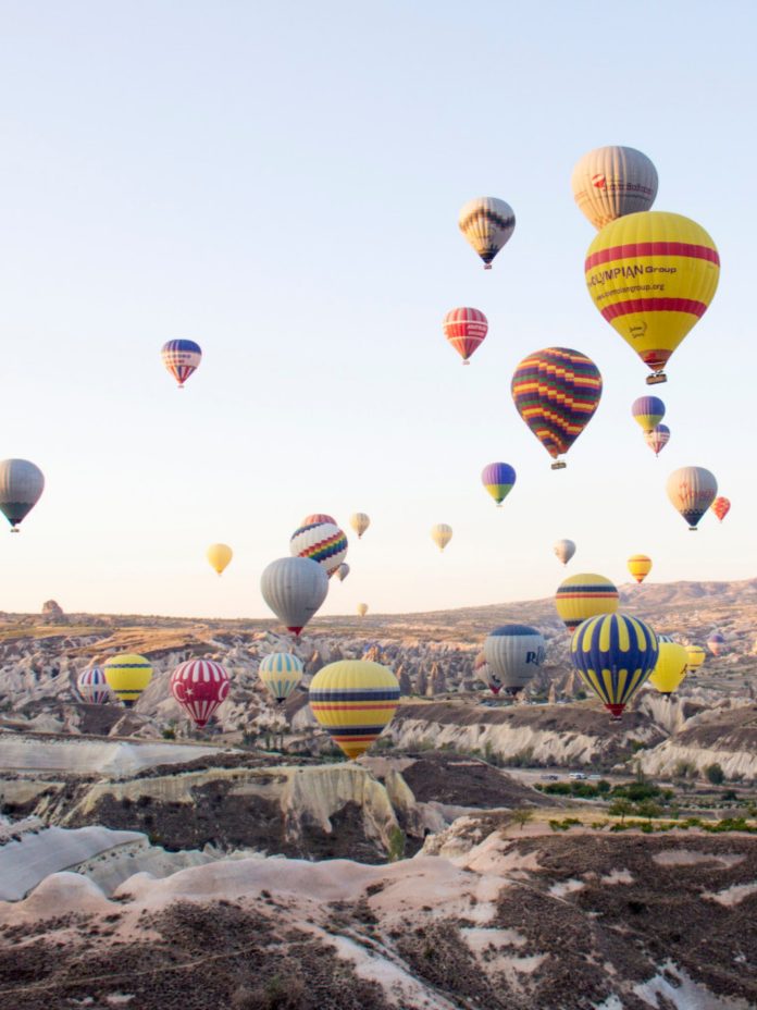 Montgolfière en Cappadoce, Turquie Montgolfière en Cappadoce, Turquie