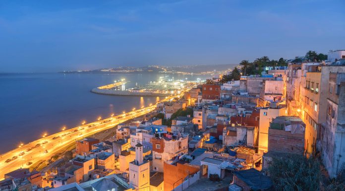 Que faire et voir à Tanger – La passionnante ville portuaire du Maroc Tangier port city skyline with medina and Mediterranean coastline