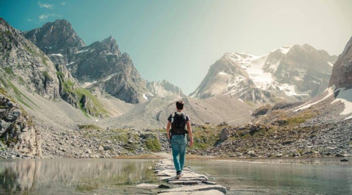11 règles alimentaires essentielles pour les voyages d’aventure Adventure Travel Across a Footbridge in the Mountains. Image Courtesy: Lorenzo Castellino, Pexels