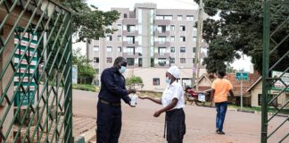 Du contrôle dans les aéroports à la suppression des vols : comment l’Europe devrait-elle réagir à la dernière épidémie d’Ebola ?
