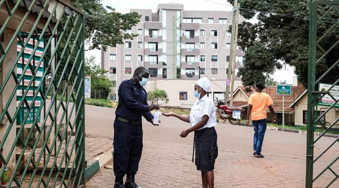 Du contrôle dans les aéroports à la suppression des vols : comment l’Europe devrait-elle réagir à la dernière épidémie d’Ebola ? Du contrôle dans les aéroports à la suppression des vols : comment l’Europe devrait-elle réagir à la dernière épidémie d’Ebola ?