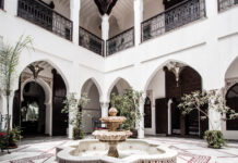 Les meilleurs riads des grandes villes du Maroc Traditional Moroccan riad courtyard with tiled fountain and lush garden