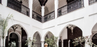 Les meilleurs riads des grandes villes du Maroc Traditional Moroccan riad courtyard with tiled fountain and lush garden